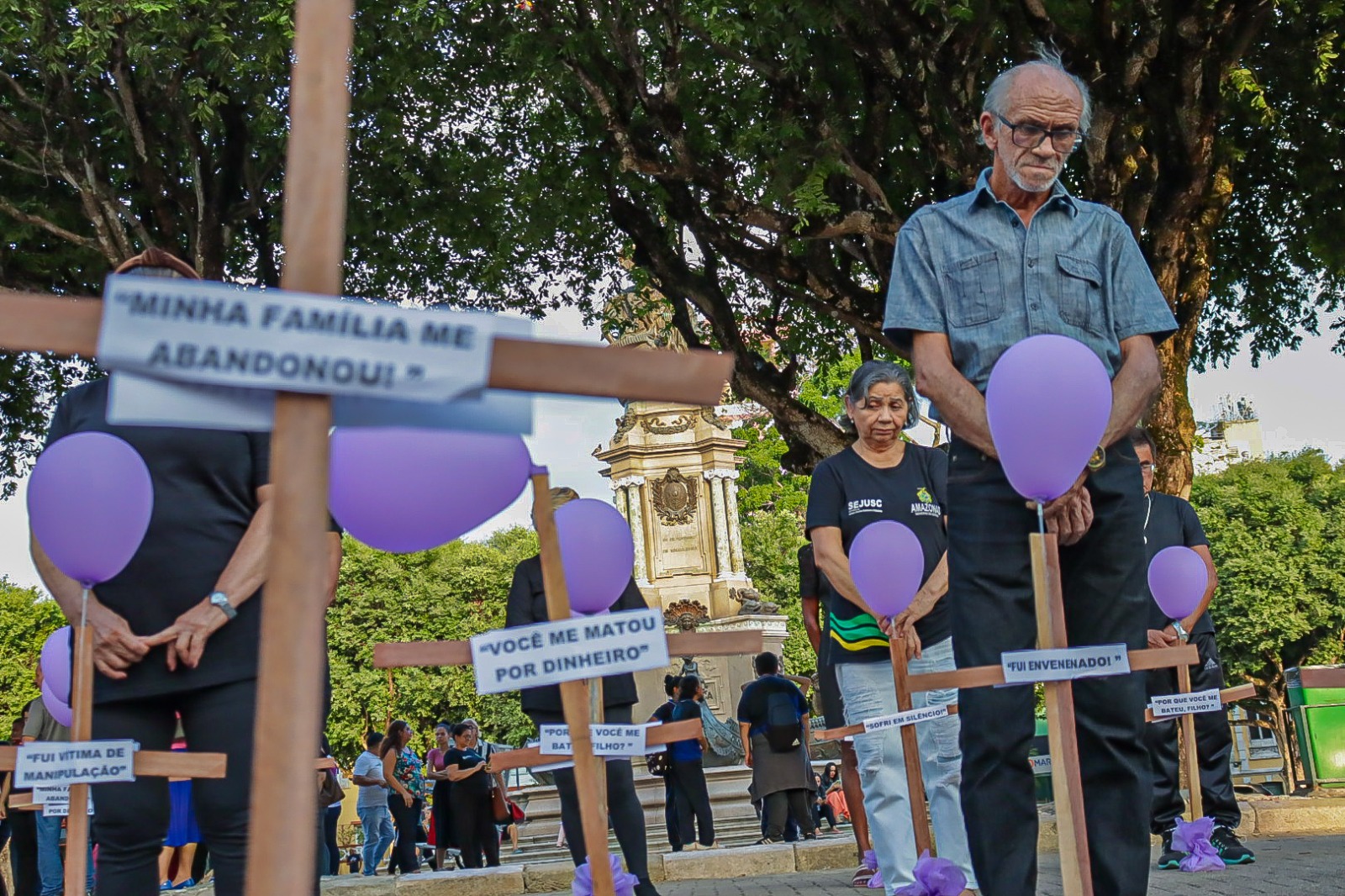 Violência contra idosos: Cruzes são colocadas em frente ao Teatro Amazonas durante manifestação