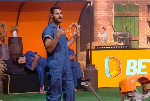 Shay vence prova do Fazendeiro e escapa da roça em A Fazenda