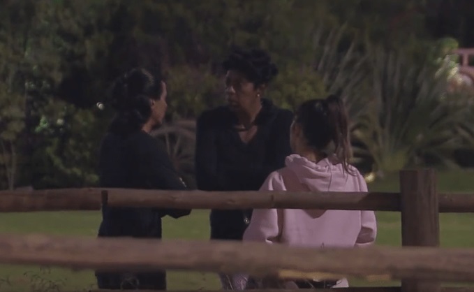 André repreende Márcia Fu por xingar Shay: 'vagabundo'