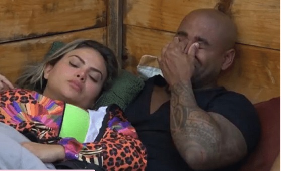 Black chora com medo de eliminação de Kally em A Fazenda