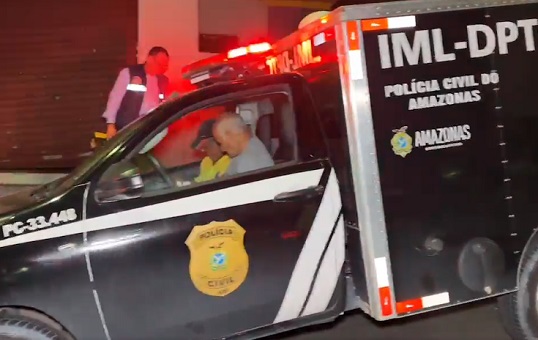 Vizinhos sentem odor e encontram corpo carbonizado dentro de kitnet em Manaus