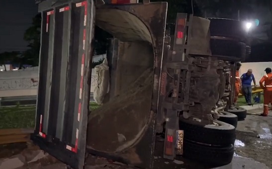 Motorista fica ferido após caçamba tombar em avenida de Manaus