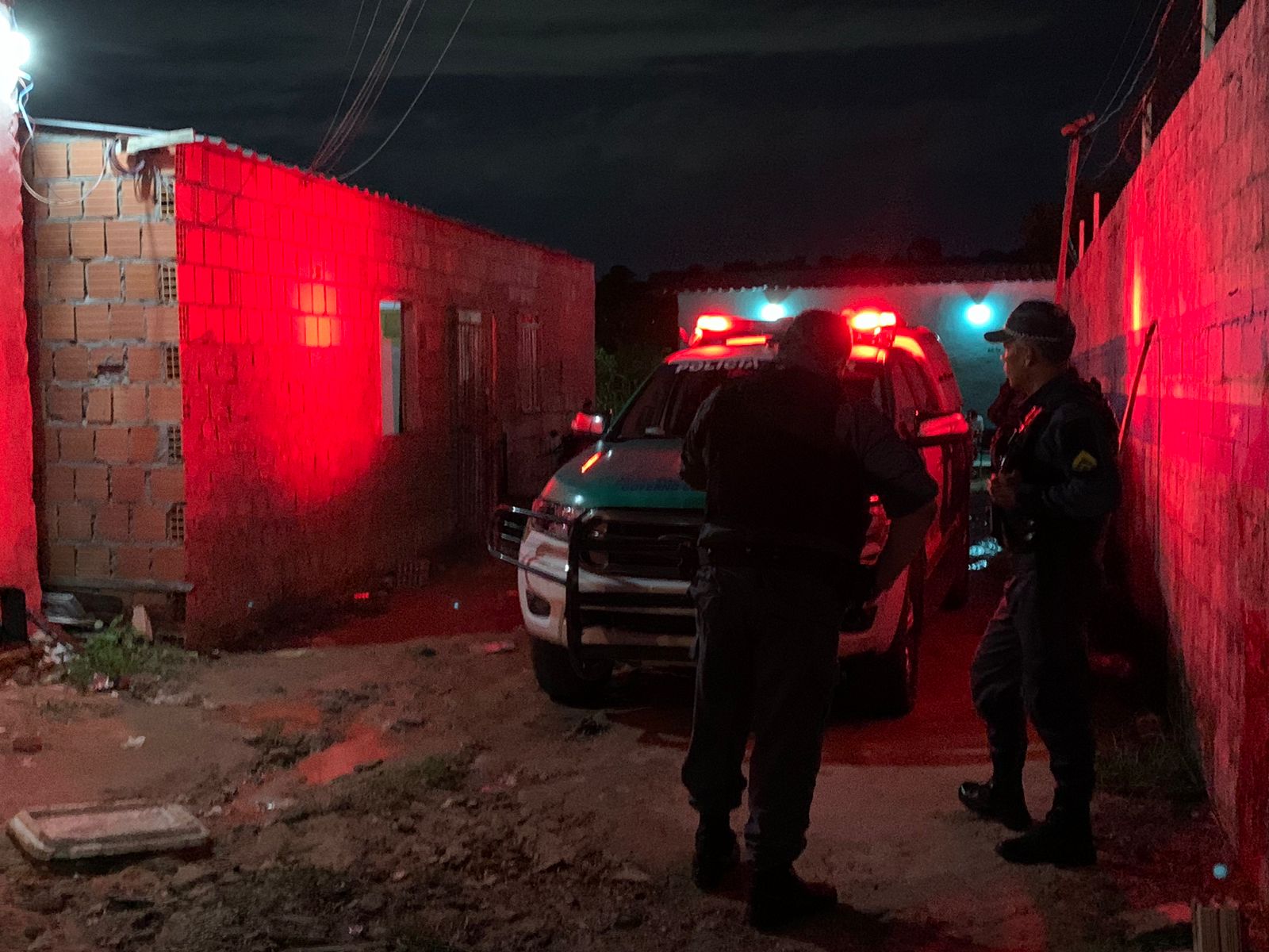 Homem é morto ao ser chamado por criminosos na porta de casa em Manaus