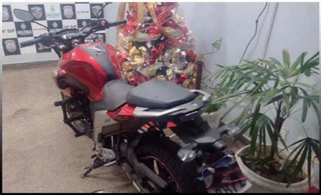 Com placa coberta por máscara, motociclista é preso durante 'rolezinho' em Manaus