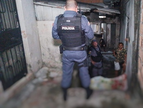 Homem é esfaqueado até a morte em beco de Manaus