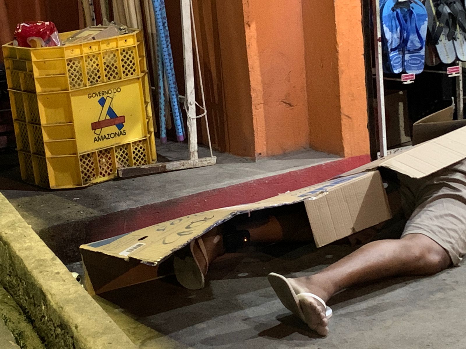 Dupla em moto mata detento do semiaberto na frente de mercadinho em Manaus