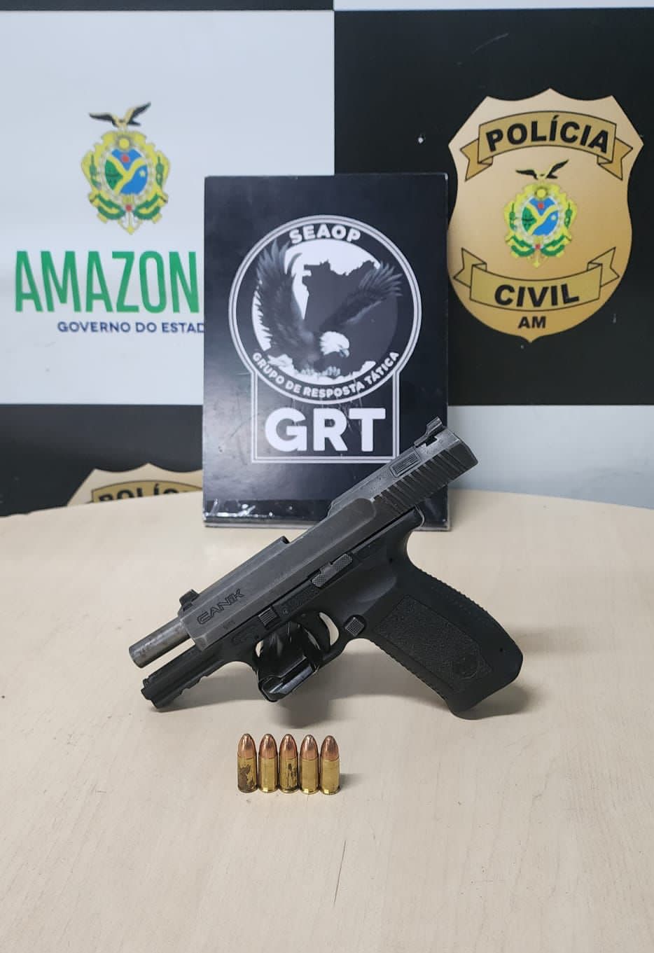 Criminosos fogem nadando na Orla do Amarelinho após troca de tiros com policiais em Manaus