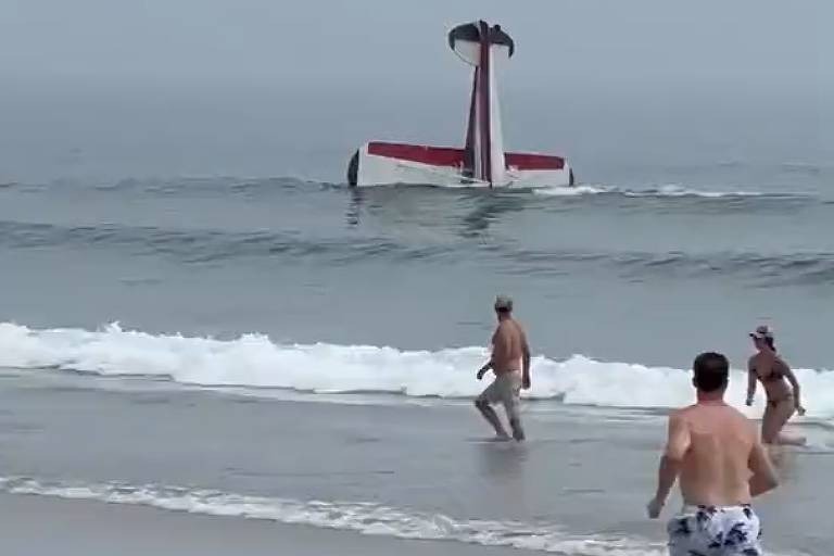 Avião faz pouso forçado e capota próximo a banhistas no mar