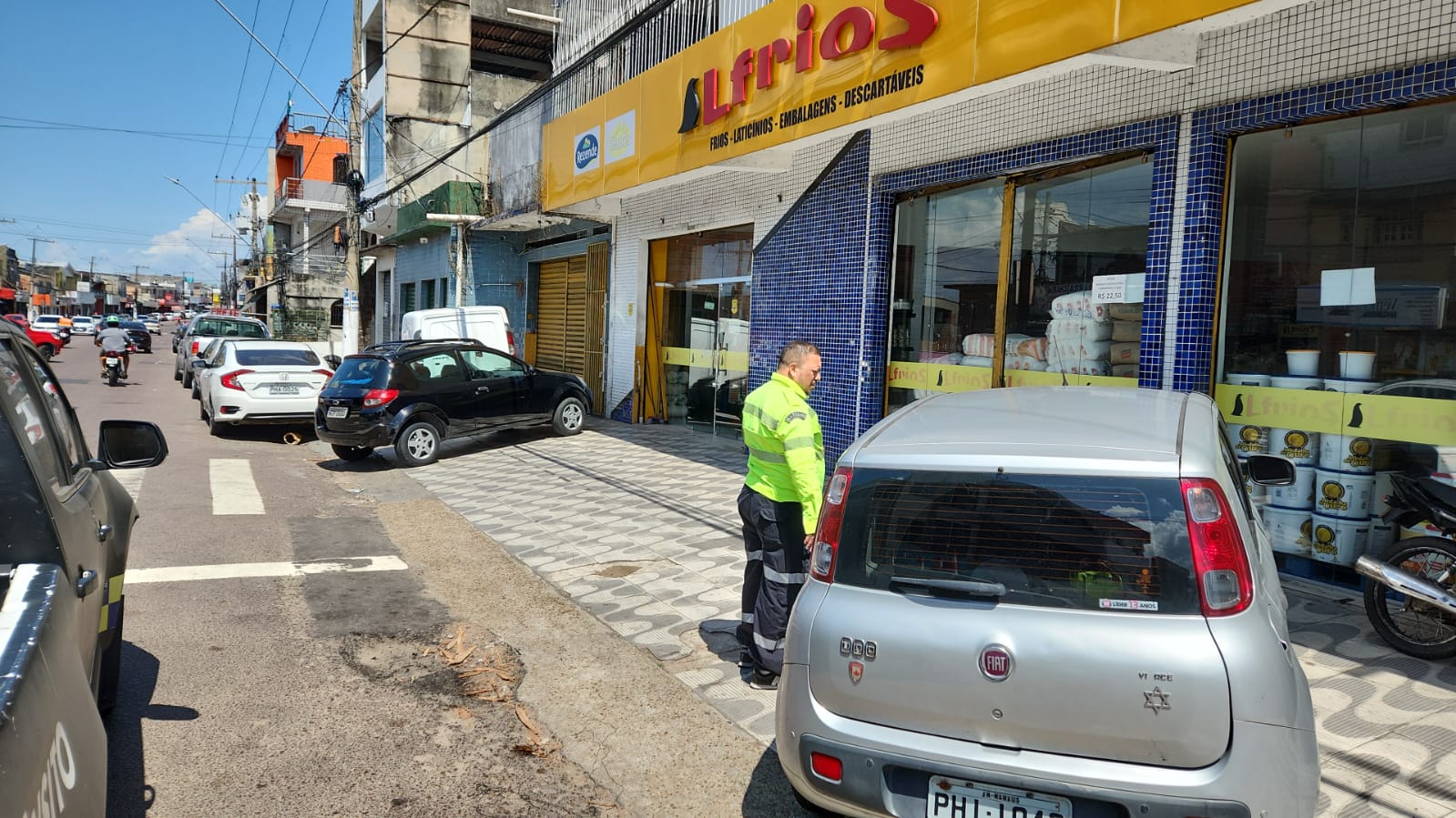 Fiscalização autua mais de 35 veículos em estacionamentos irregulares em Manaus