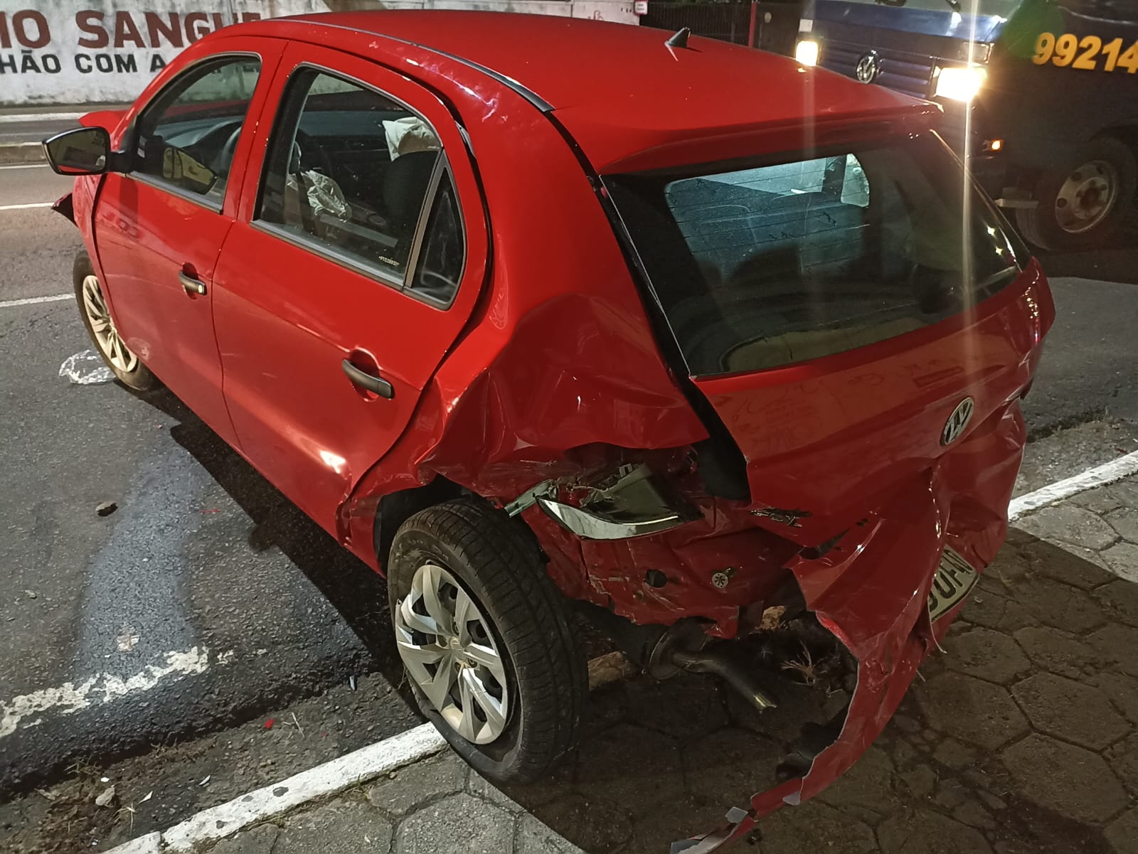 Duas pessoas ficam feridas após carro capotar durante acidente em Manaus