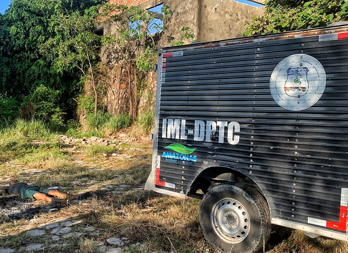 Criminosos matam homem e jogam corpo em terreno em Manaus