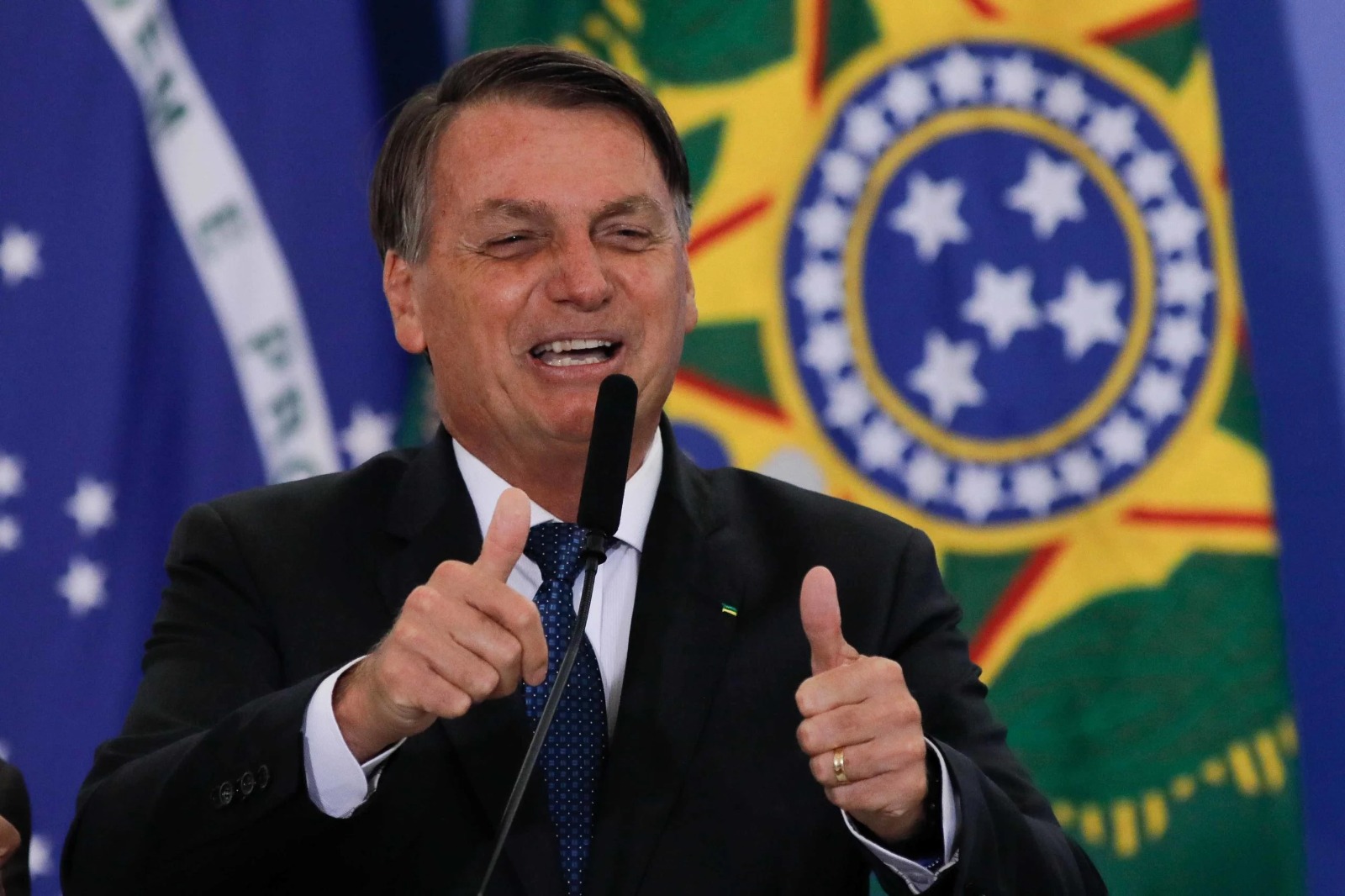 Bolsonaro diz que pagou despesas e apostou na Mega-Sena com dinheiro que ganhou em Pix