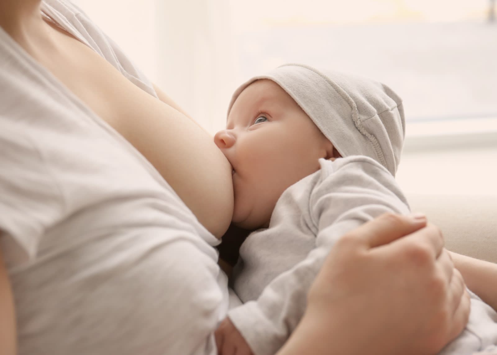 Aleitamento materno reduz em até 70% riscos de infecções na infância, diz estudo