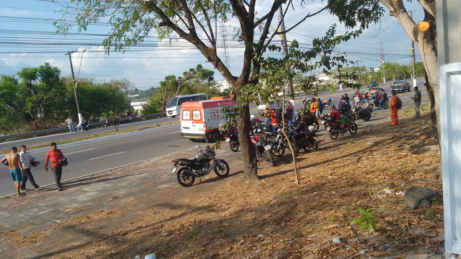 Mototaxista morre após colidir com poste em Manaus