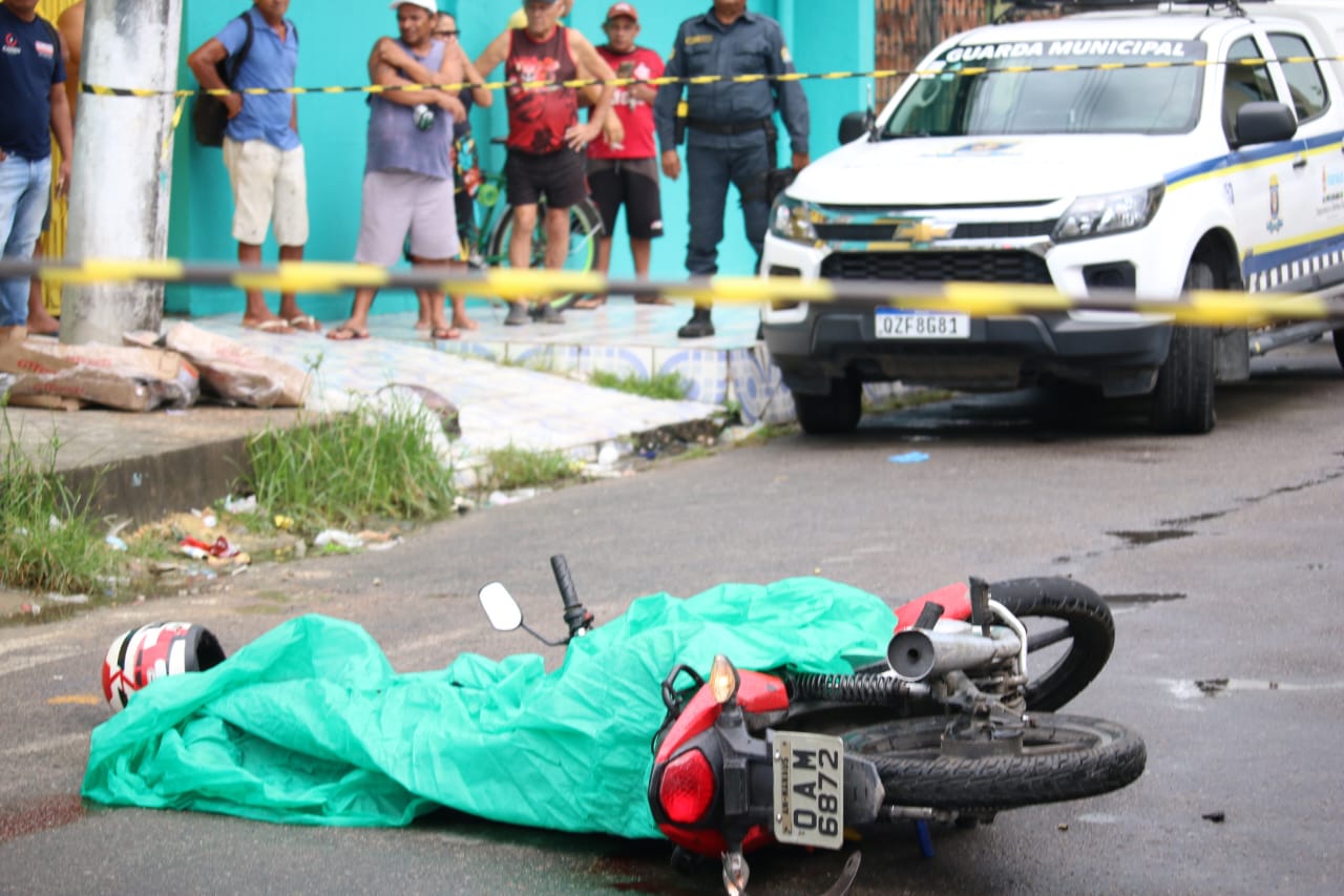 Enteado de 6 anos e outras crianças assistiram homem ser morto na frente de escola em Manaus