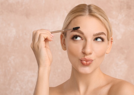 Tirar e descolorir sobrancelha pode ser prejudicial à saúde, alerta especialista