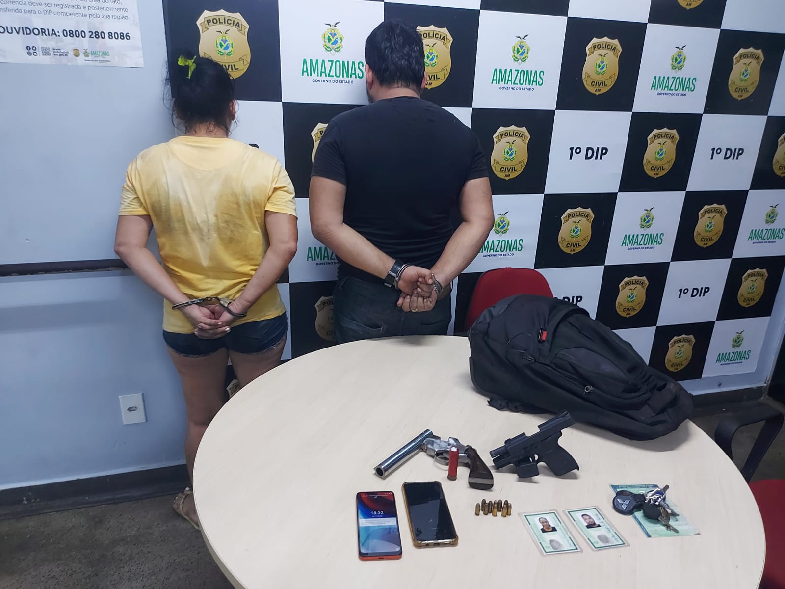 Casal é preso com armas e TVs dentro de carro em Manaus