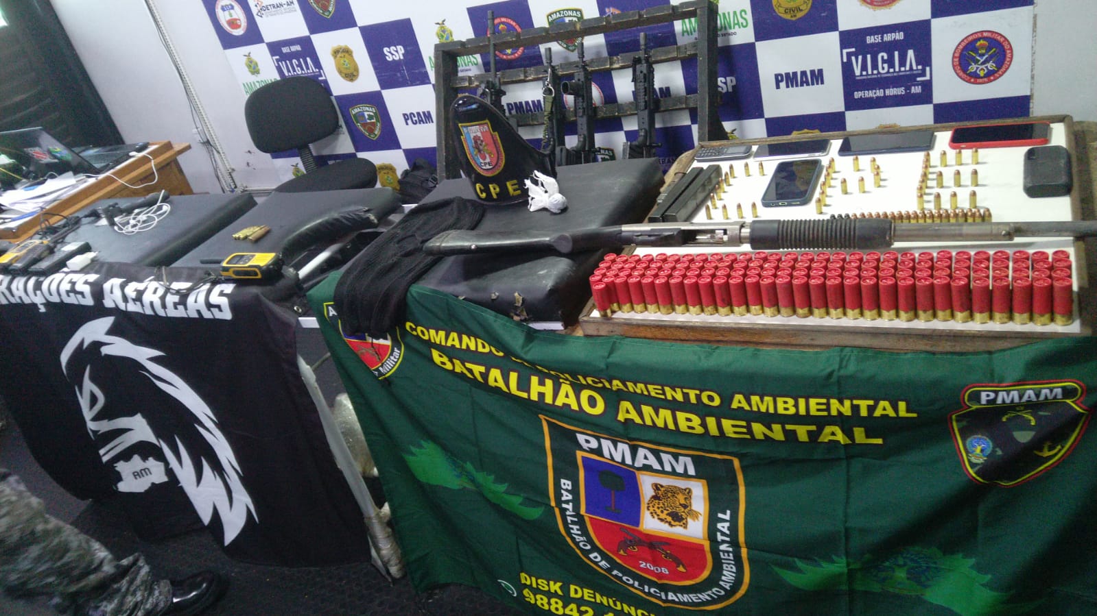 Criminosos trocam tiros com PMs e abandonam lancha blindada carregada de armas no Amazonas