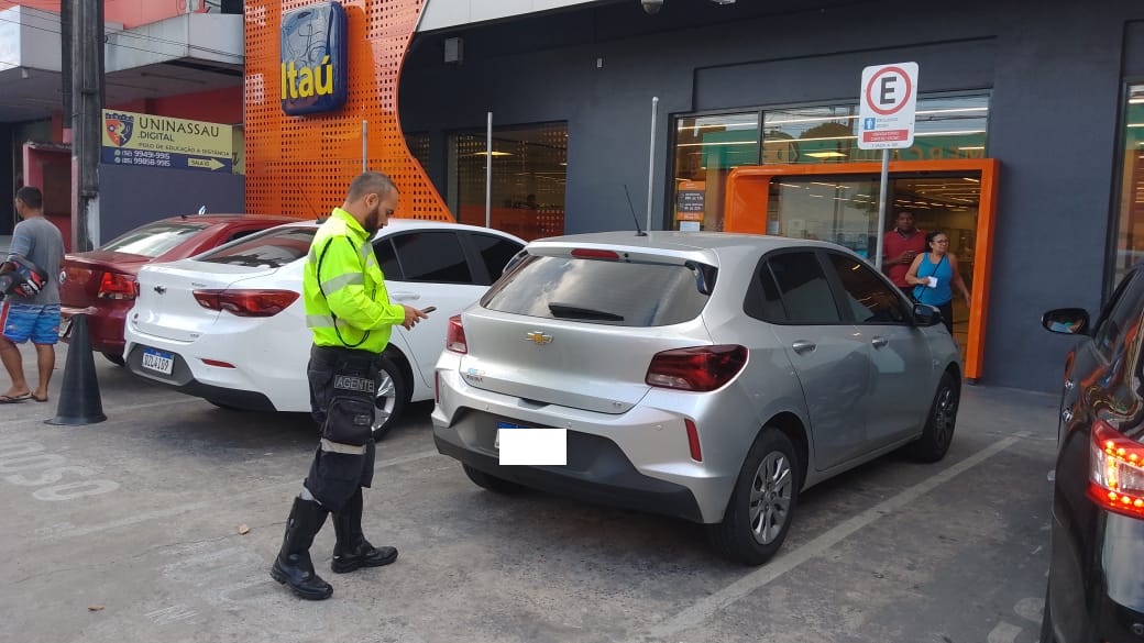 Fiscalização flagra motoristas sem credencial em vagas para PcDs em Manaus