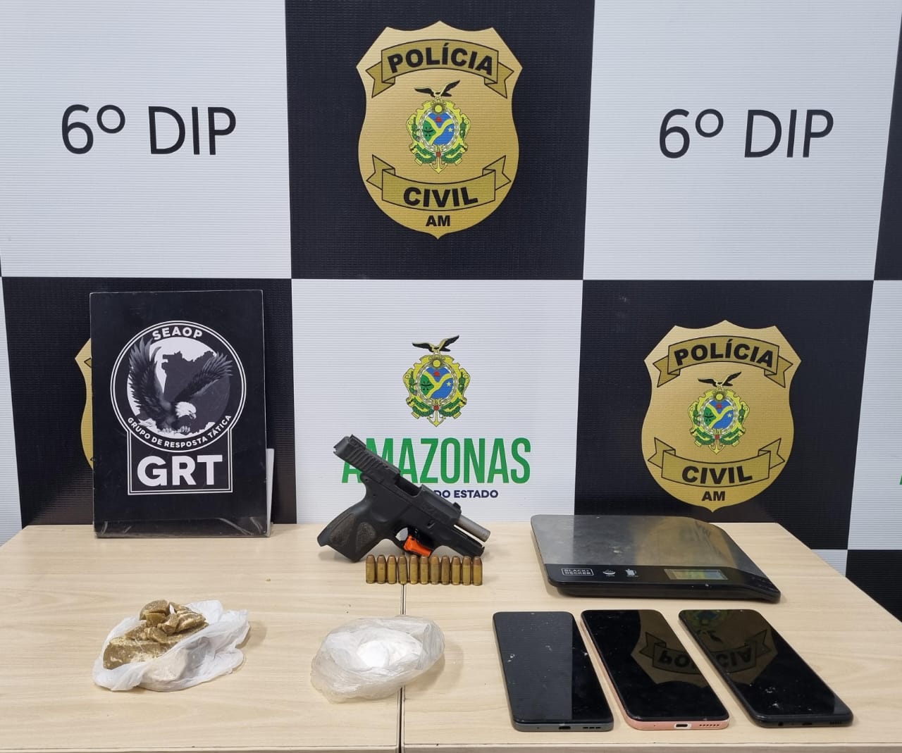 Traficante foge da polícia e deixa para trás arma e drogas em flutuante de Manaus