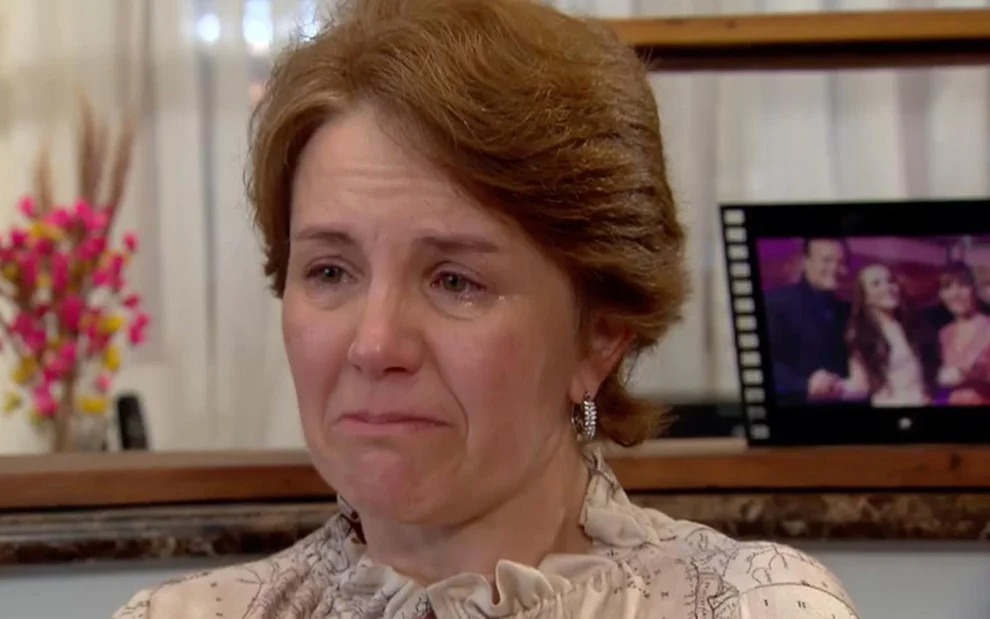 Mãe de Larissa Manoela chora e passa mal em entrevista para o SBT