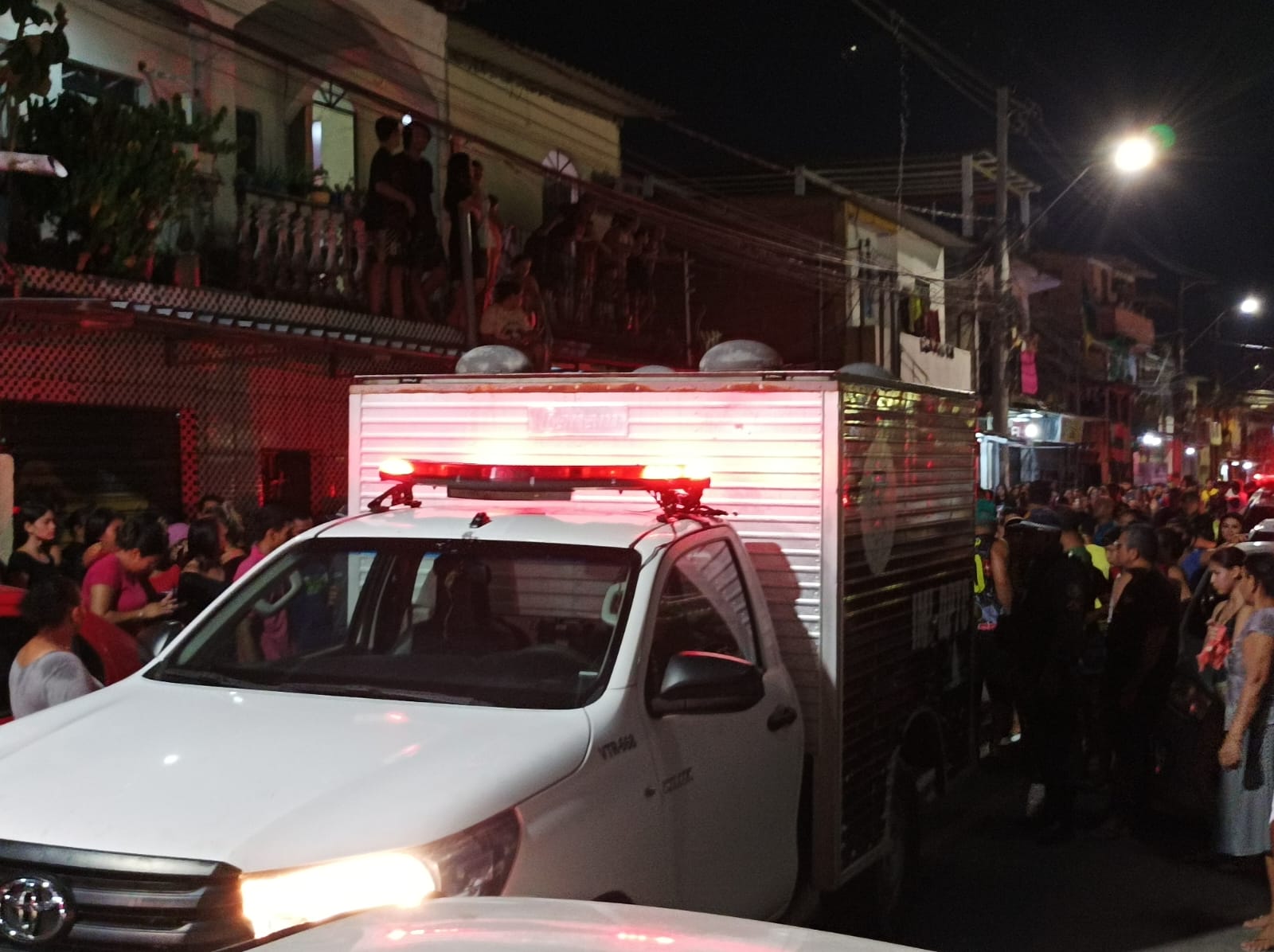 Homens são assassinados na frente de casa em Manaus