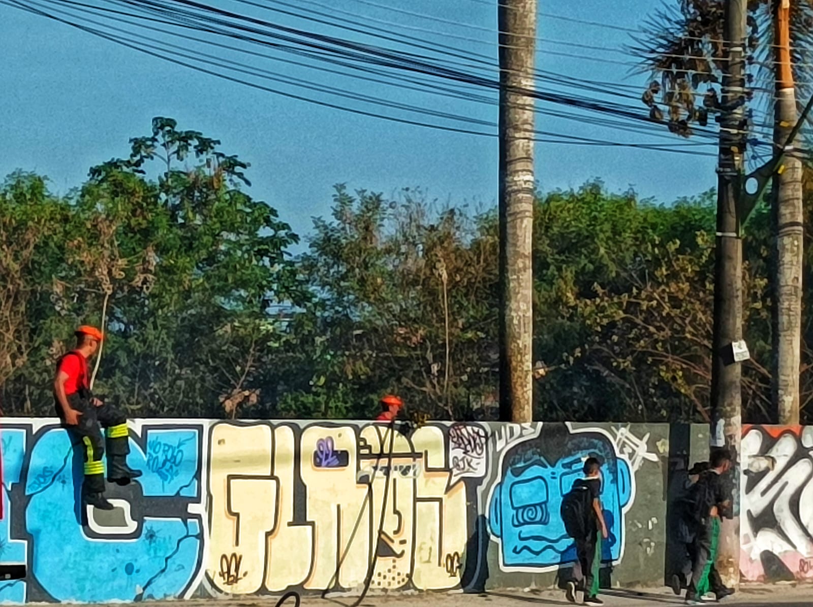 Incêndio em terreno causa desespero e atinge fiação em Manaus