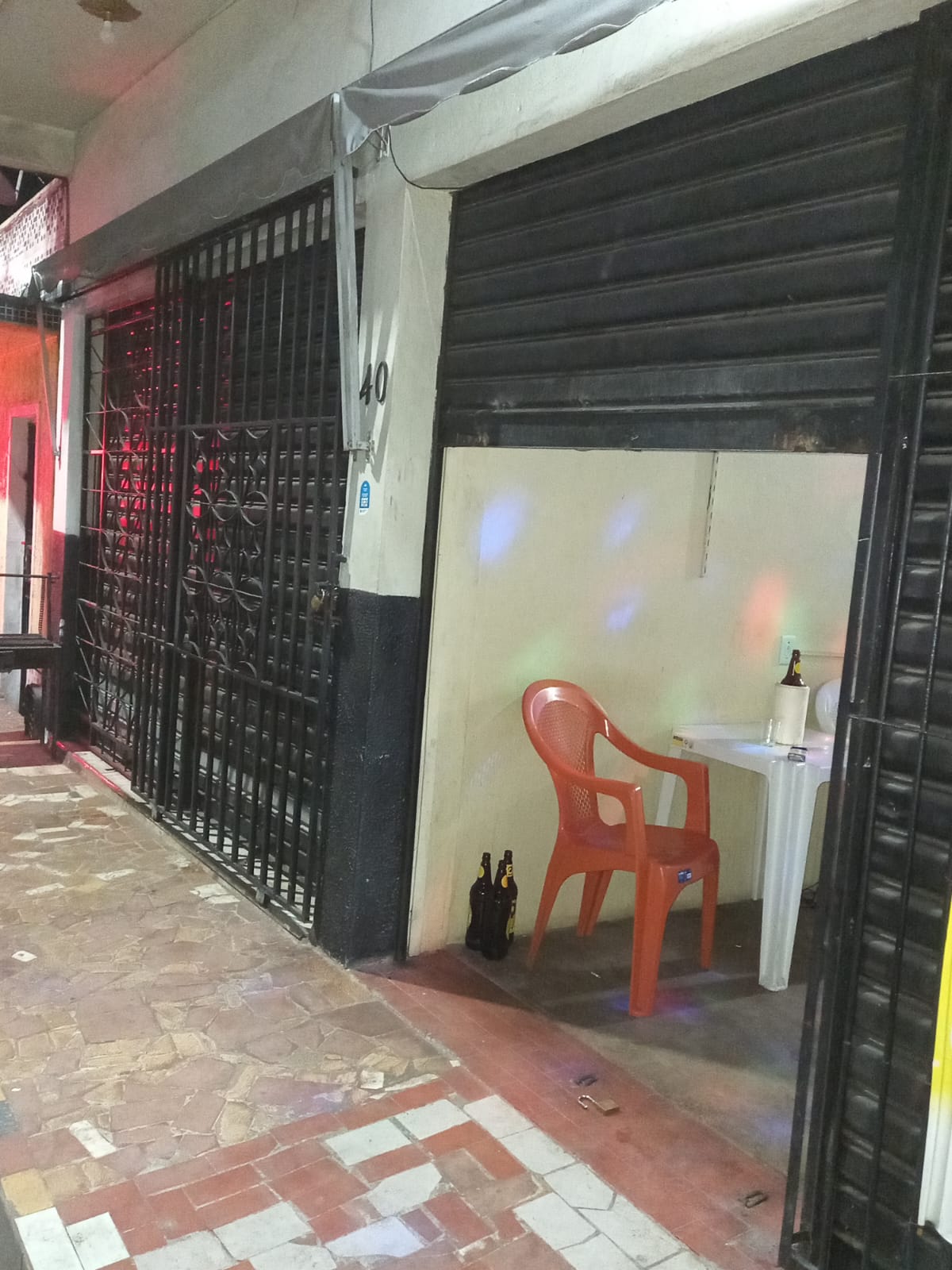 Pistoleiros executam homem com 14 tiros em bar e deixam duas pessoas feridas em Manaus