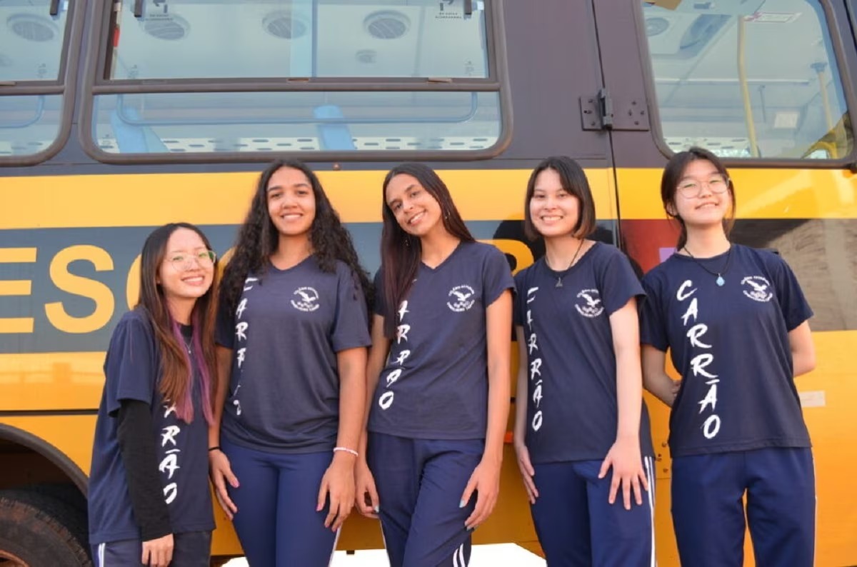 Alunas transformam óleo de cozinha em combustível e ônibus escolar roda por 1 semana