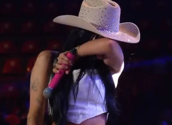 Ana Castela chora após não atingir tom de música em show de Barretos 