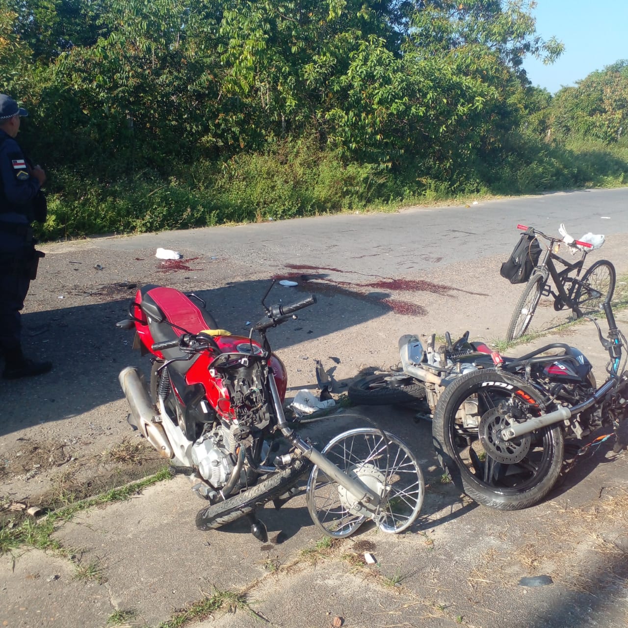 Três ficam feridos após motocicletas colidirem de frente em grave acidente no Amazonas