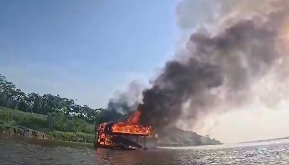 Operação destrói dragas usadas em garimpos ilegais no Amazonas 