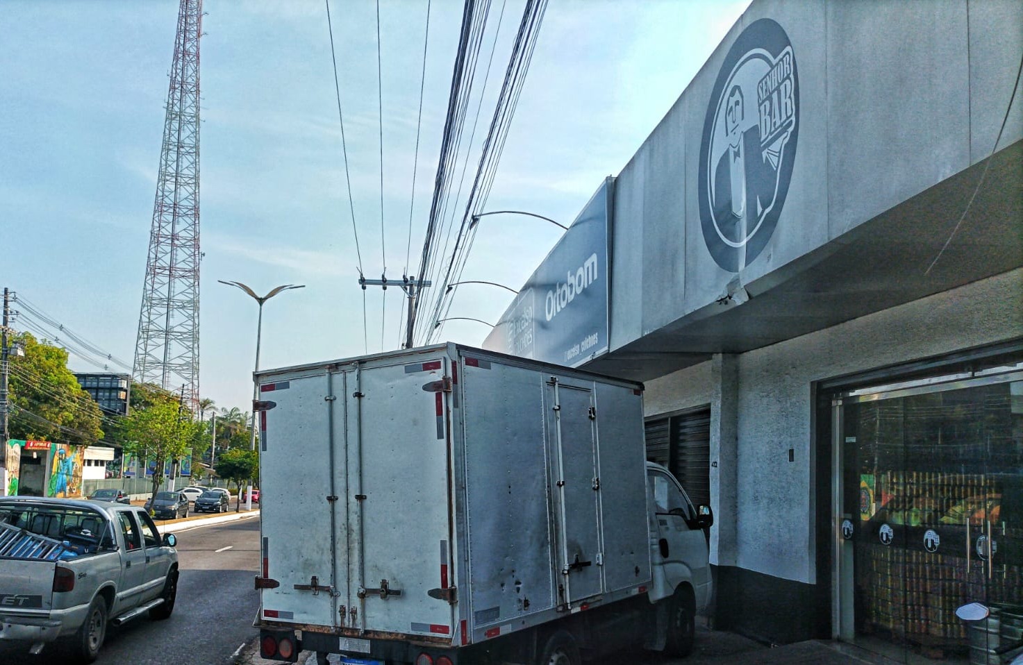 Criminosos rendem empresário e funcionários durante assalto a distribuidora em Manaus