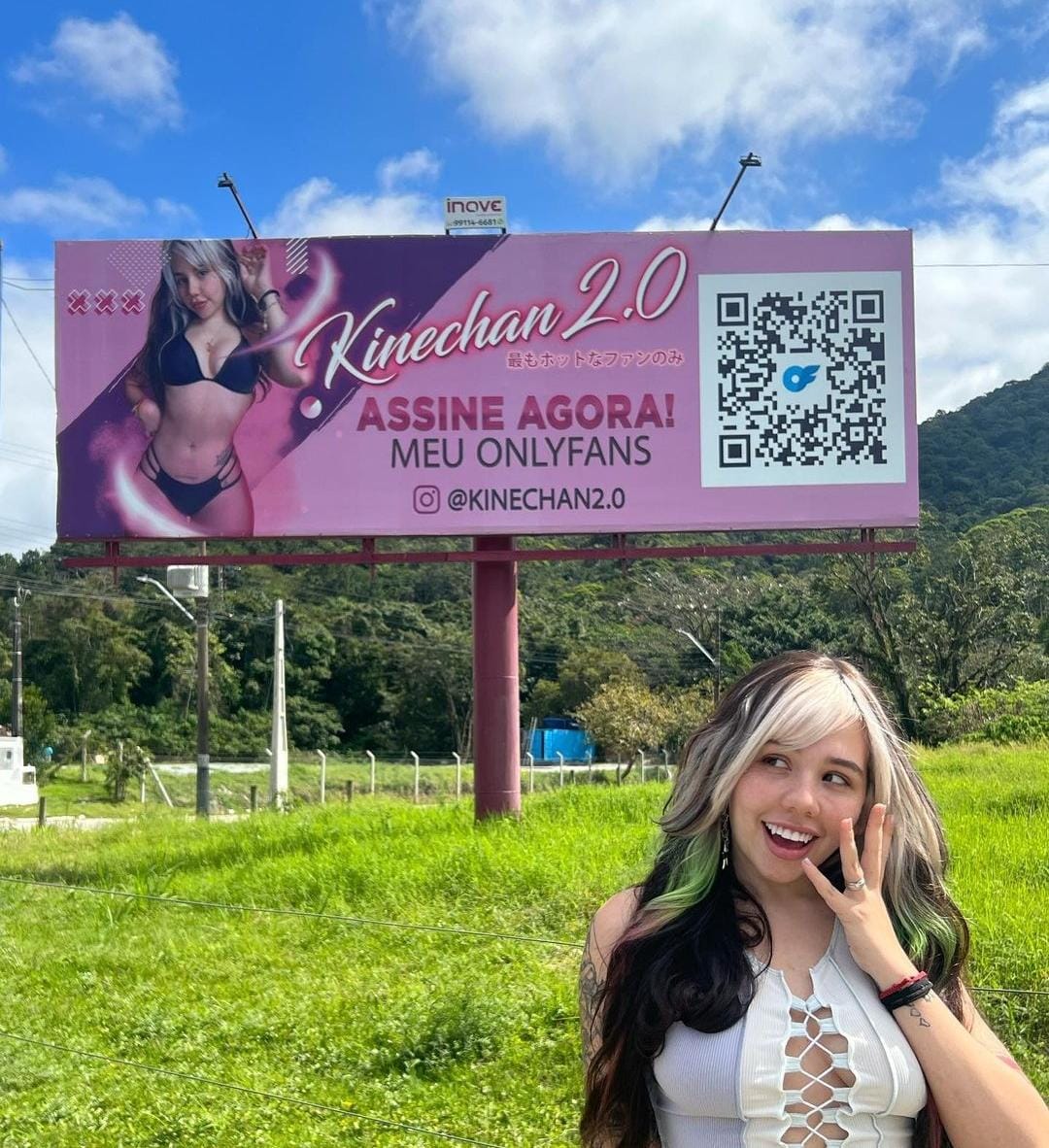 Prefeitura remove propaganda de musa do OnlyFans em outdoors após denúncias