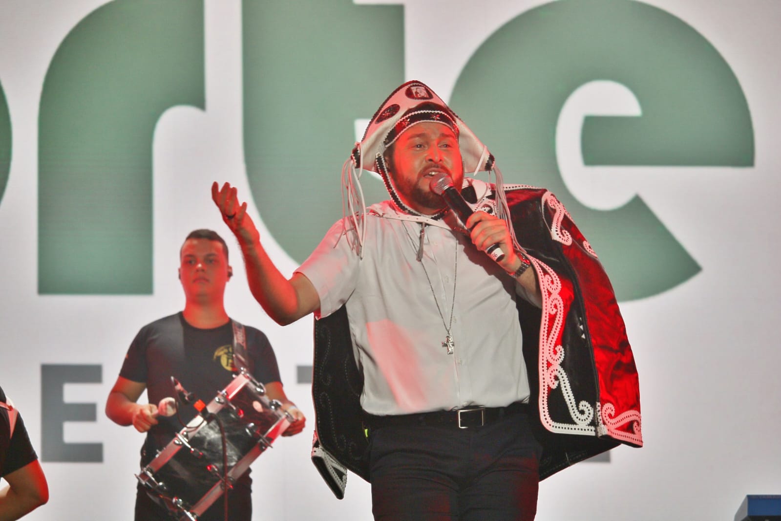 No ritmo do forró, Padre Duda agita público gospel no ‘Sou Manaus Passo a Paço’