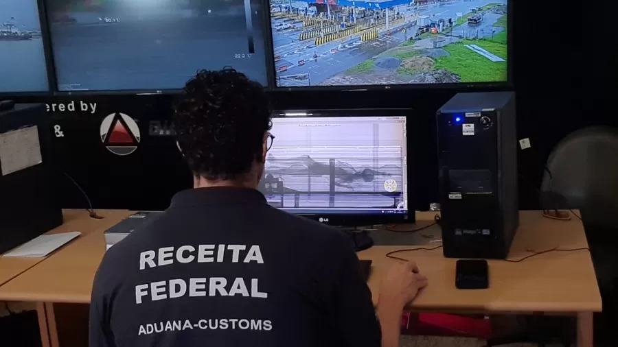 Agentes da Receita Federal encontram corpo dentro de contêiner durante inspeção