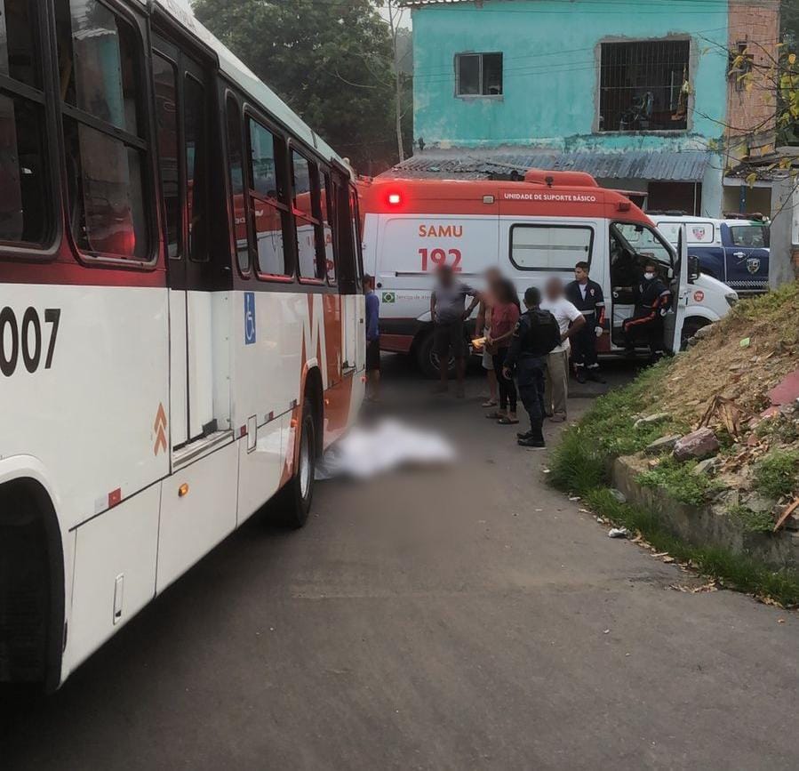 Motociclista morre após ser atropelado e arrastado por ônibus em acidente em Manaus