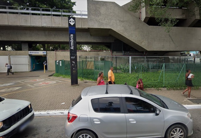 Mulher empurra namorado de passarela durante briga e homem morre ao cair de 15 metros