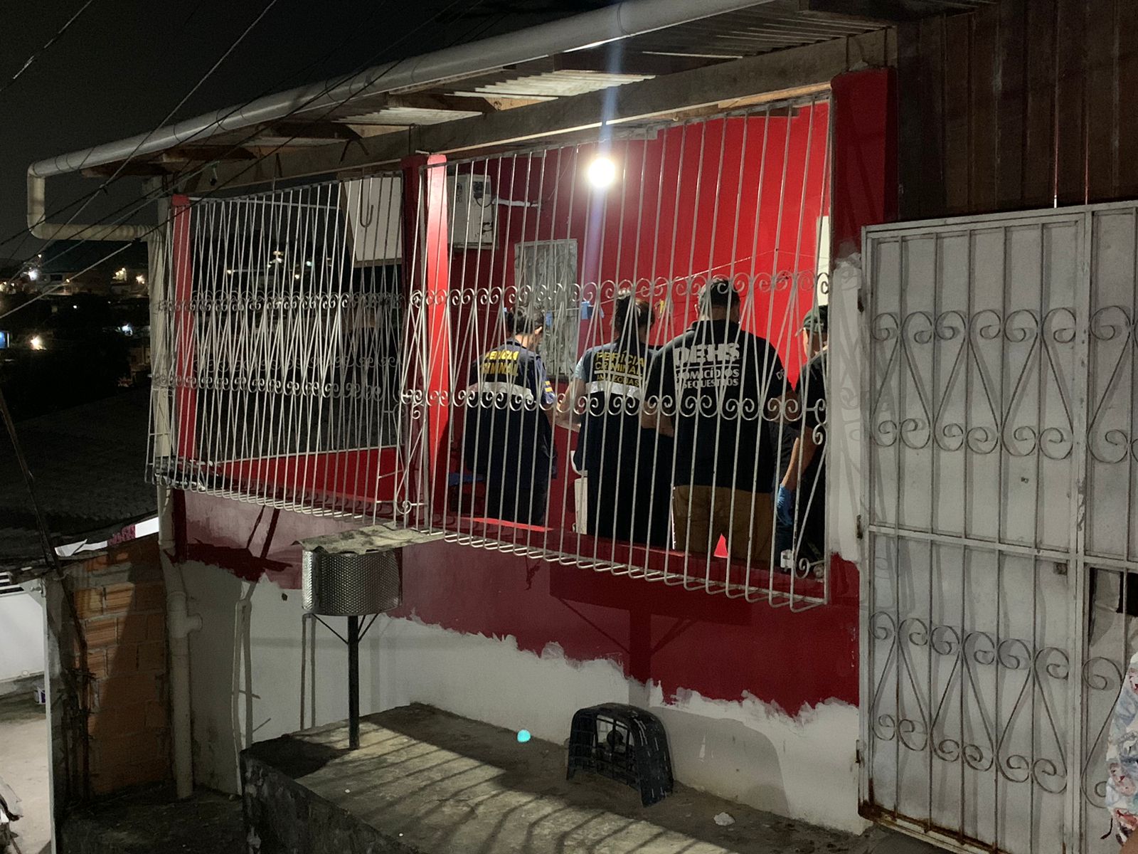 Homem se esconde de criminosos na casa de vizinho, mas é encontrado e morto em Manaus