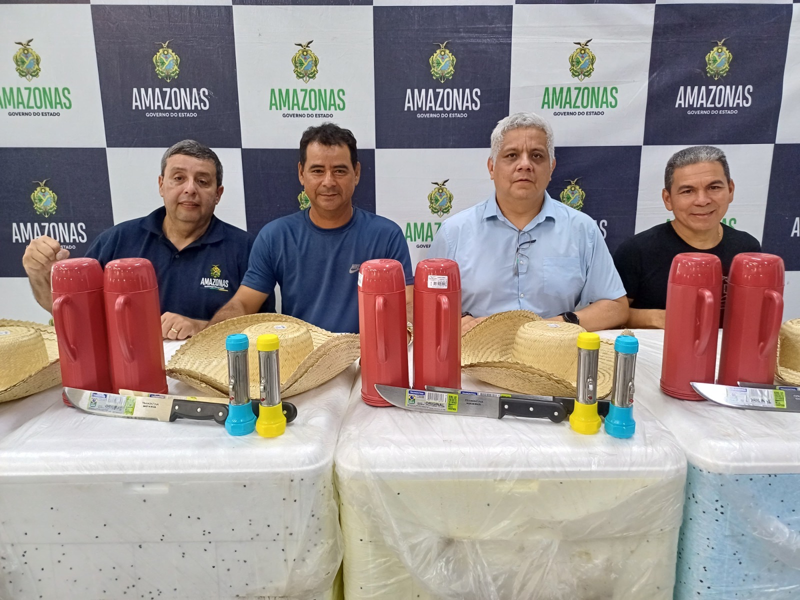 Pescadores recebem kits de pesca artesanal em Nova Olinda do Norte, no Amazonas