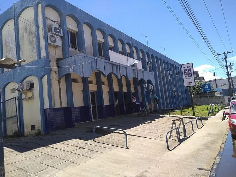 Mulher se joga do 3º andar de prédio ao ver PM ameaçar namorada com arma de fogo