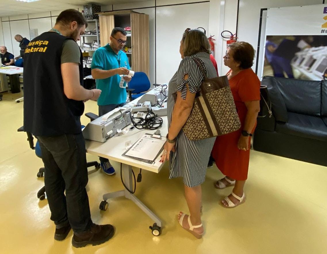 Urnas eletrônicas são fiscalizadas para eleição dos conselheiros tutelares em Manaus