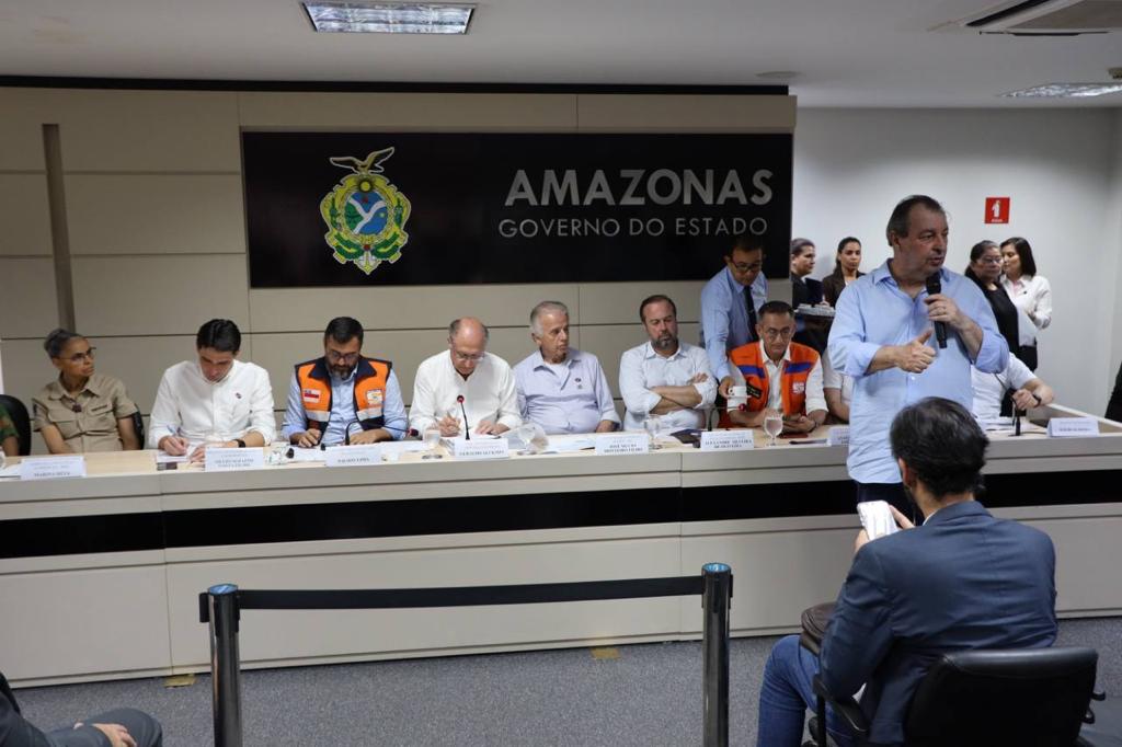 Em reunião com ministros sobre a seca no Amazonas, Omar cobra recuperação da BR-319