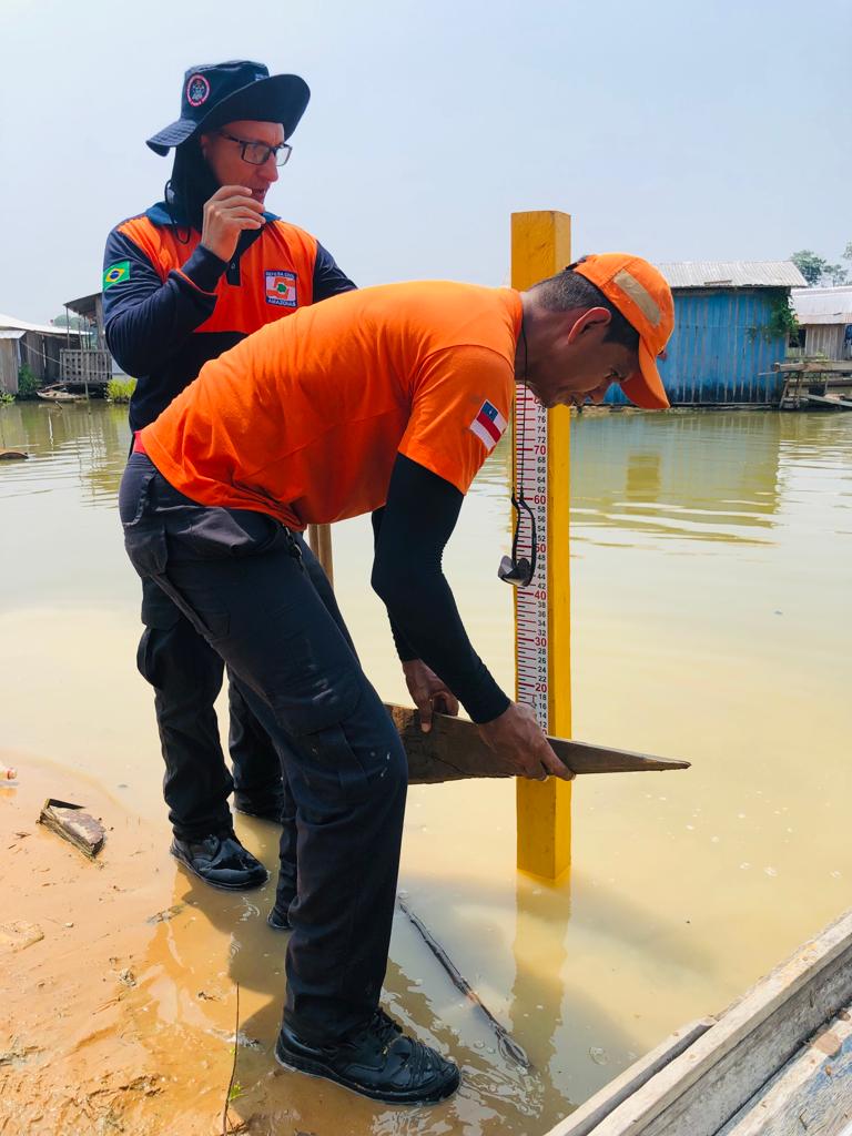 Defesa Civil do Amazonas instala réguas para monitorar nível dos rios em Carauari