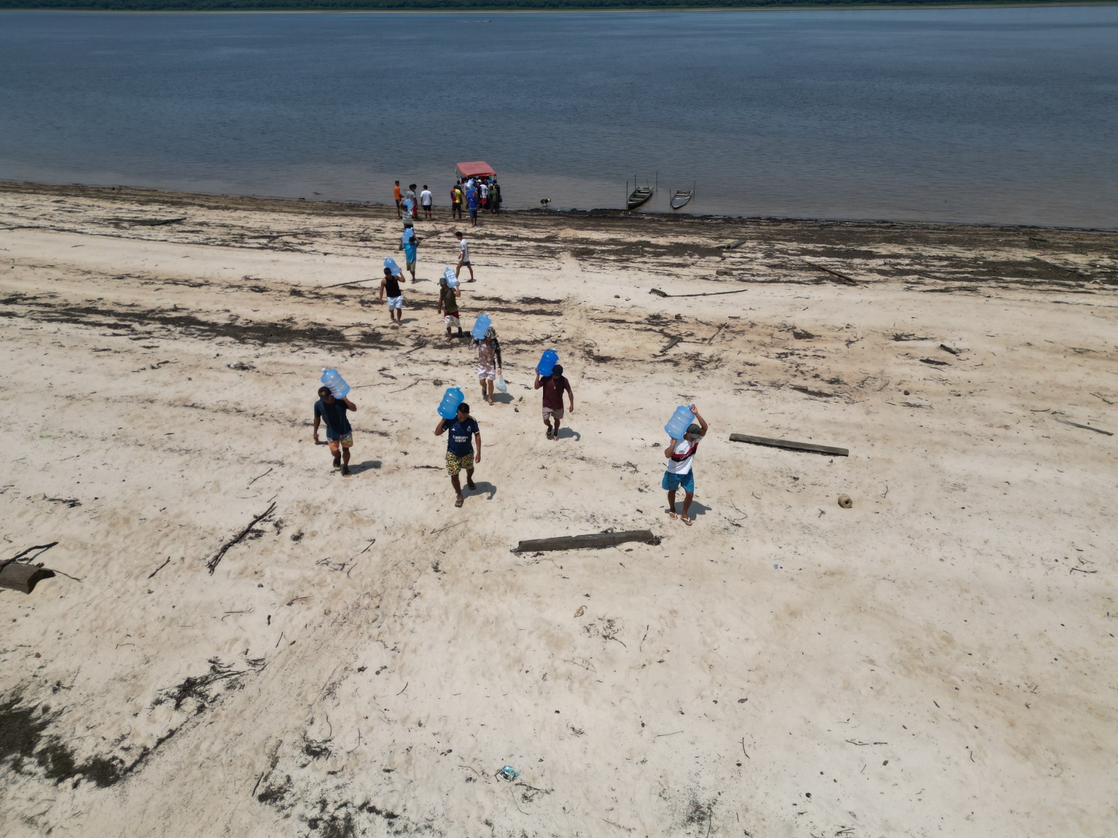 Mais de 400 famílias de área rural de Manaus recebem ajuda durante seca dos rios