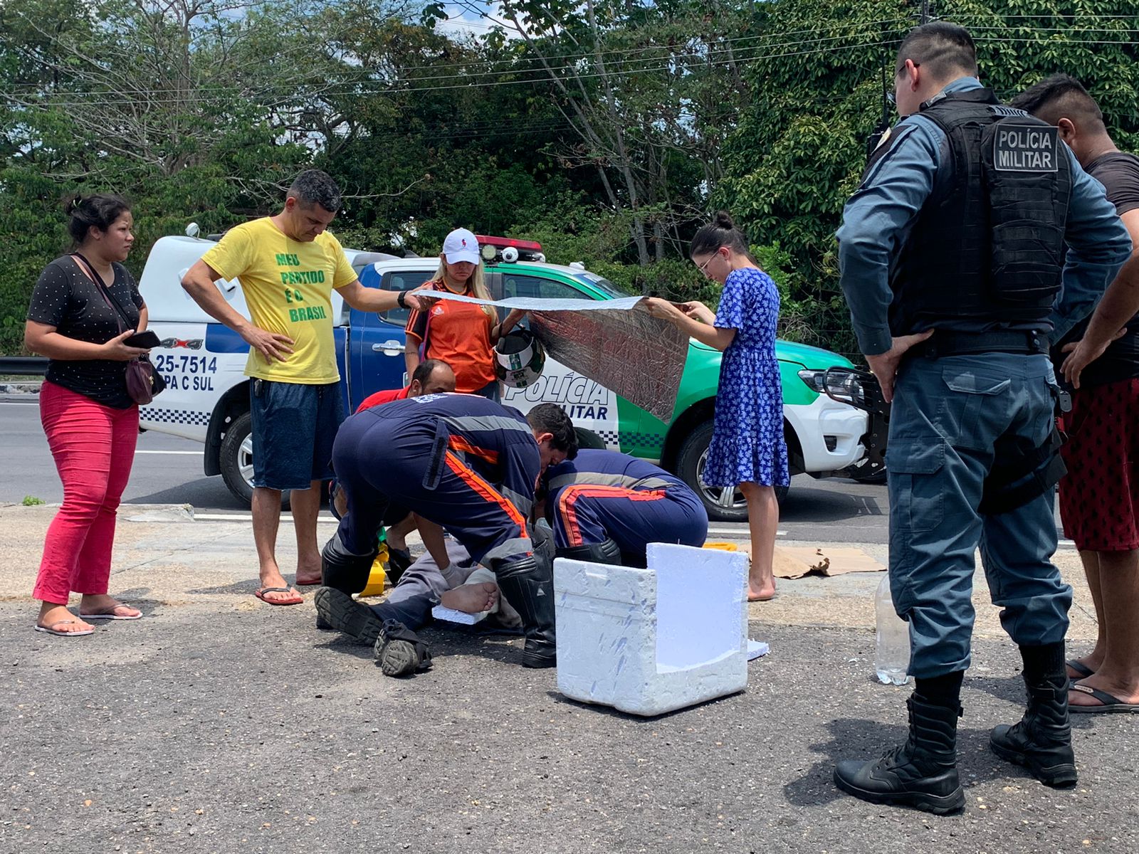 Entregador fica ferido em acidente entre carros e motocicleta em Manaus