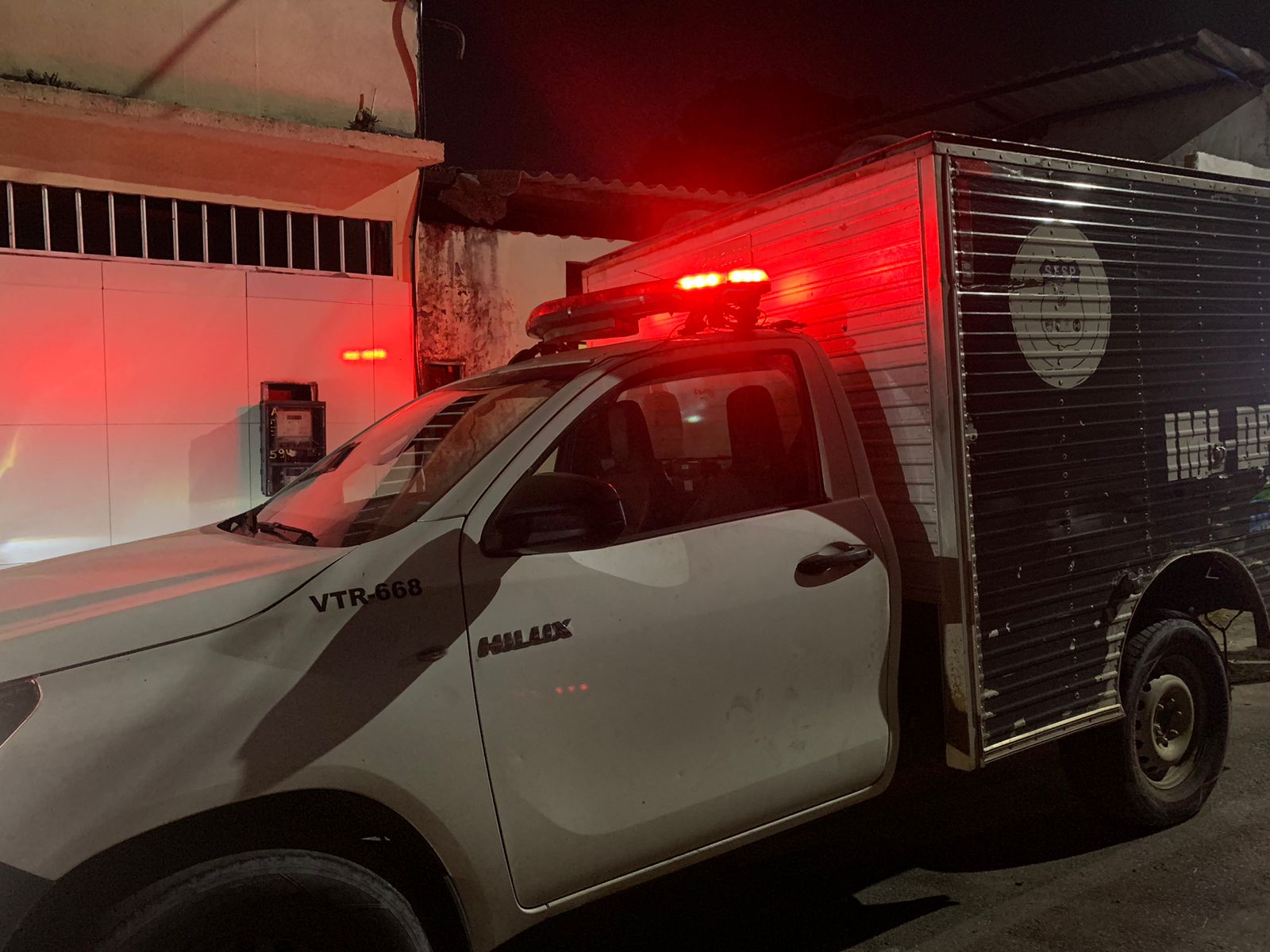 Casa com laboratório de drogas fica banhada de sangue após morte de homem em Manaus 