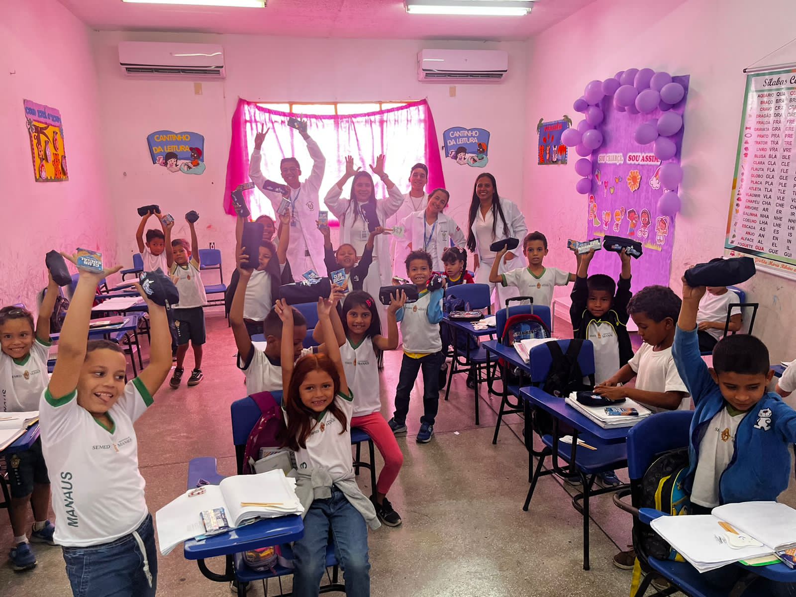 Alunos de quiropraxia e fisioterapia realizam ação de saúde em escola de Manaus
