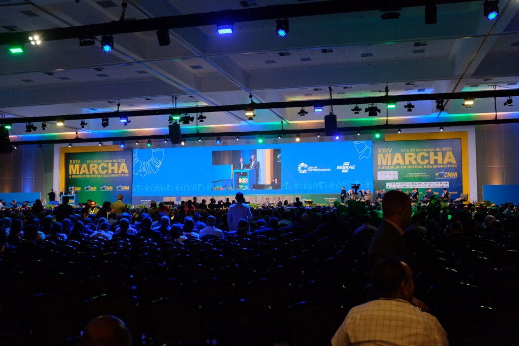 MPAM pede condenação de prefeito e vereadores por gastos desnecessários em viagem a Brasília 