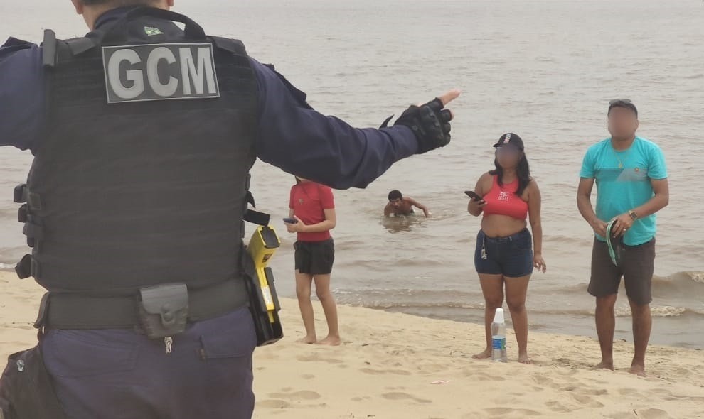 Banhistas descumprem interdição e entram em rio na Ponta Negra mesmo com riscos